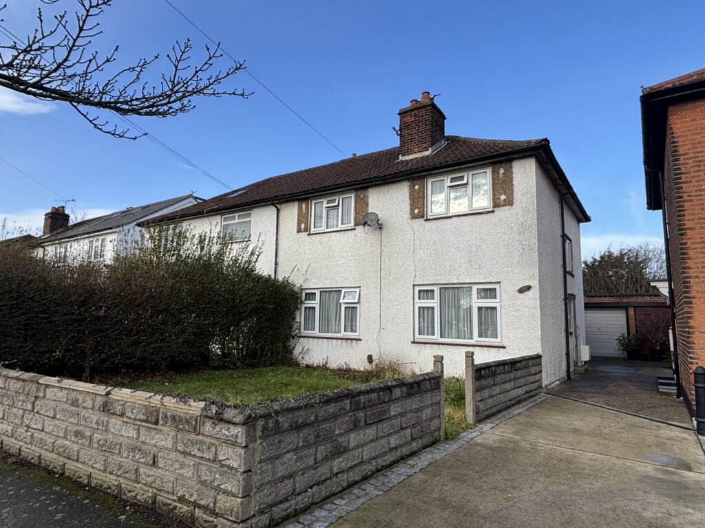 Gaysham Ave, Ilford, IG2 6TB